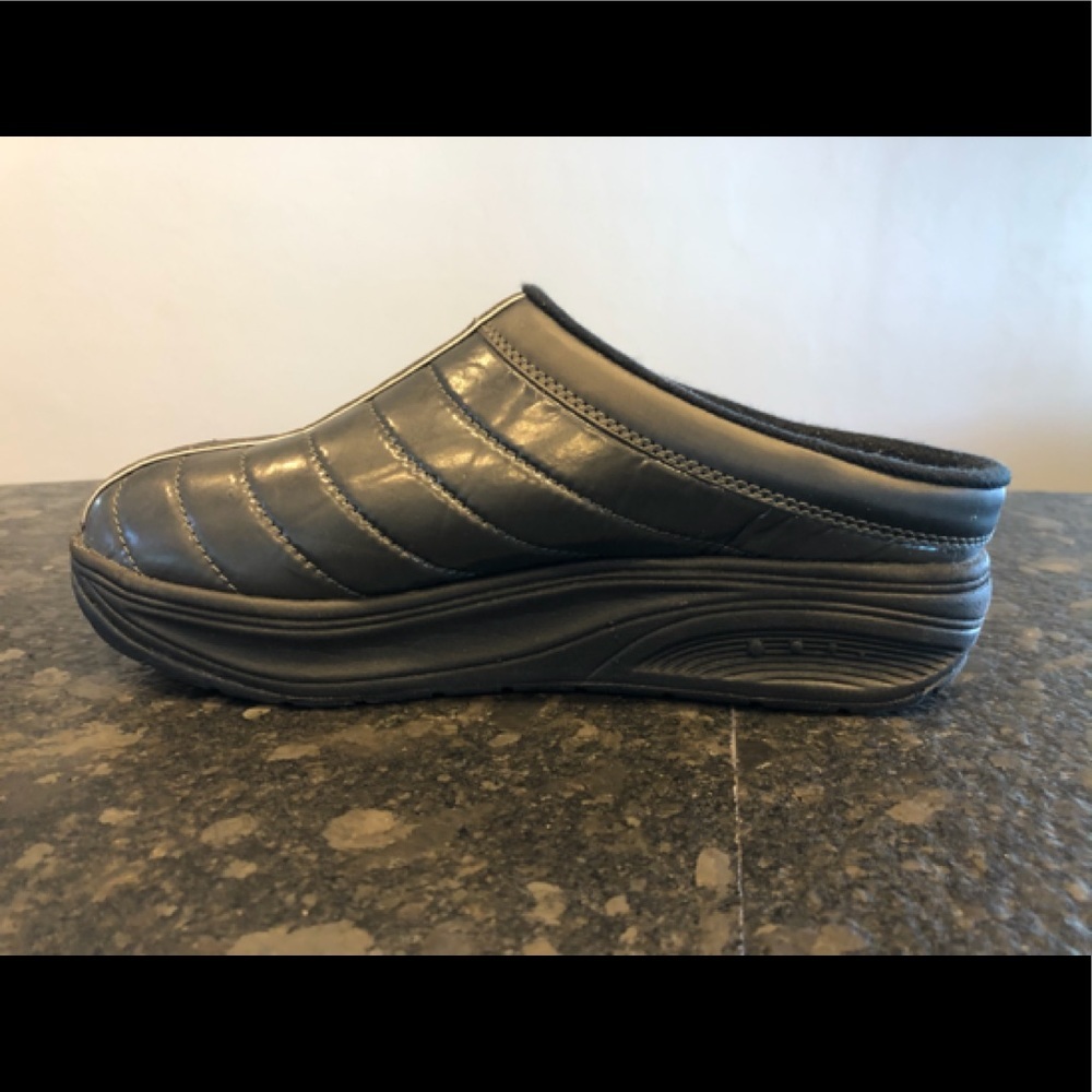 Easy Spirit Anti-Gravity Get Walkin Puffy Clogs